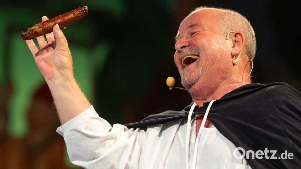 Vor dem Boxkampf um die älteste Bratwurstküche ein bisschen nachgestellte Geschichte: Probst Johann von Siebeleben soll 1404 erstmals eine Bratwurst erwähnt haben. Bernd Plachter spielte ihn nun. Bild: Michael Reichel/dpa