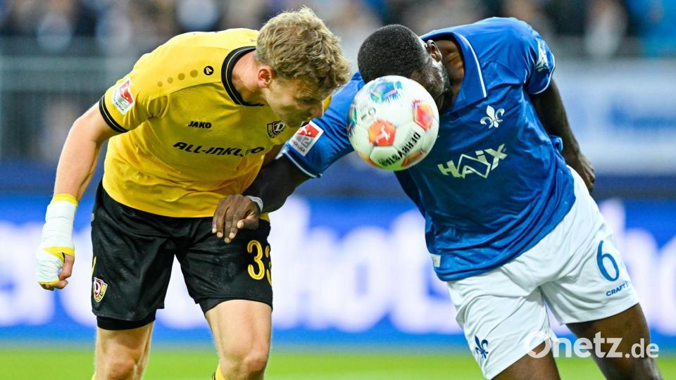 Im Kopfballduell:  Christoph Daferner von Dynamo Dresden (l) und Darmstadts Patric Pfeiffer. Bild: Uwe Anspach/dpa