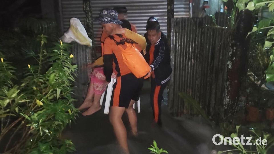 Hunderttausende Menschen mussten aus ihren Häusern evakuiert werden. Bild: Uncredited/Philippine Coast Guard/AP/dpa