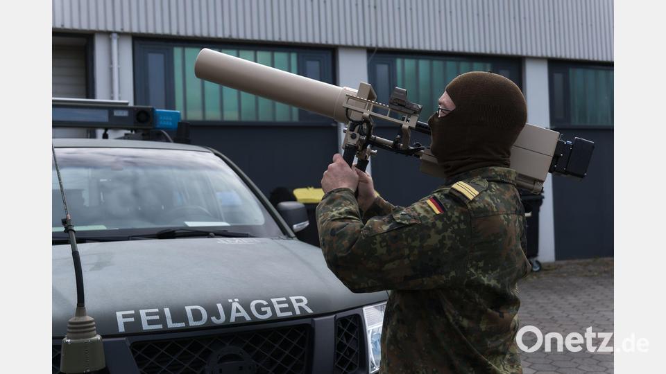 Drohnen im Visier: Bei der Bundeswehrübung &quot;Red Storm Bravo&quot; in Hamburg zeigt ein Soldat eine Waffe zur Drohnenabwehr. Bild: Marcus Golejewski/dpa
