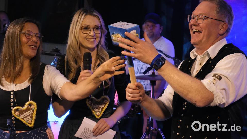 Einen kunstvollen bemalten Schlegel schenkten Maria Frank und Erika Sauerwein (ACM) dem scheidenden Oberbürgermeister zum Abschied. Bild: gsp