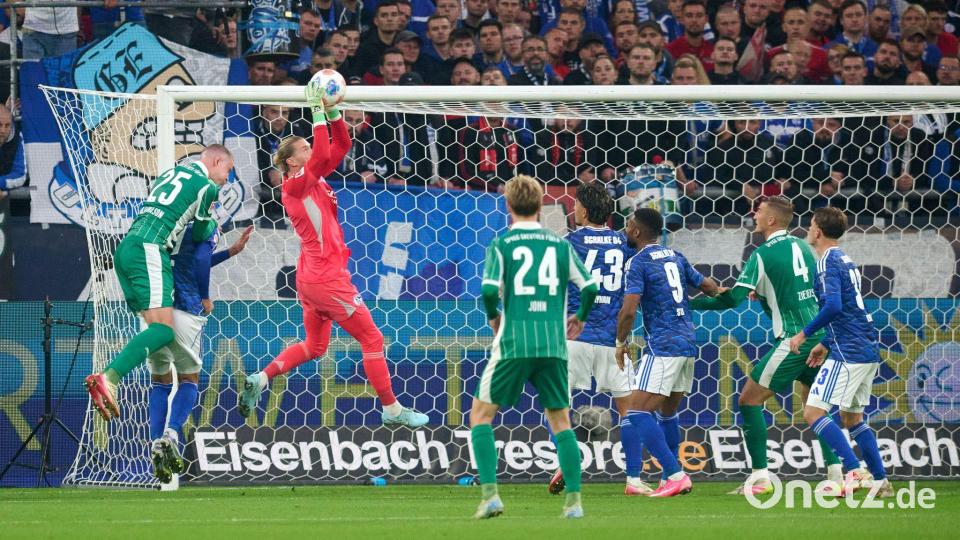 Keine Gefahr für Schalke-Keeper Karius. Bild: Bernd Thissen/dpa