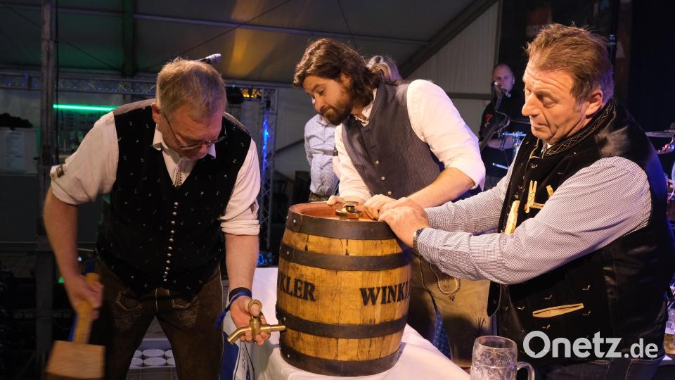 Schon beim ersten Schlag schauten Maximilian Winkler und Festwirt Reinhard Gschrey skeptisch, ob alles klappen würde. Bild: gsp