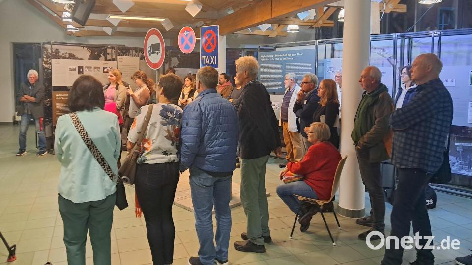 Besucher der Ausstellung „Rechtsterrorismus: Verschwörung und Selbstermächtigung – 1945 bis heute“. Bild: VHS Weiden-Neustadt