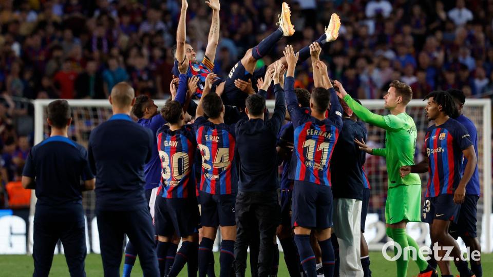 Der FC Barcelona ist sein Herzensclub: Sergio Busquets (Mitte). (Archivbild) Bild: Joan Monfort/AP