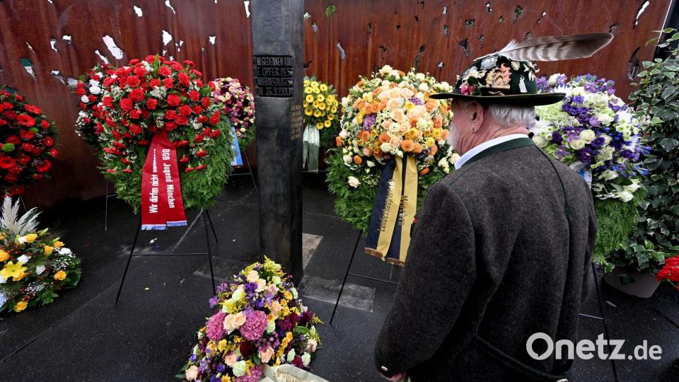 Es wird nicht nur gefeiert: Am Rande des Oktoberfestes wird am Jahrestag an das rechtsextreme Attentat auf das Oktoberfest vor 45 Jahren erinnert. Bei dem Bombenanschlag wurden damals 13 Menschen getötet und über 200 verletzt. Bild: Felix Hörhager/dpa