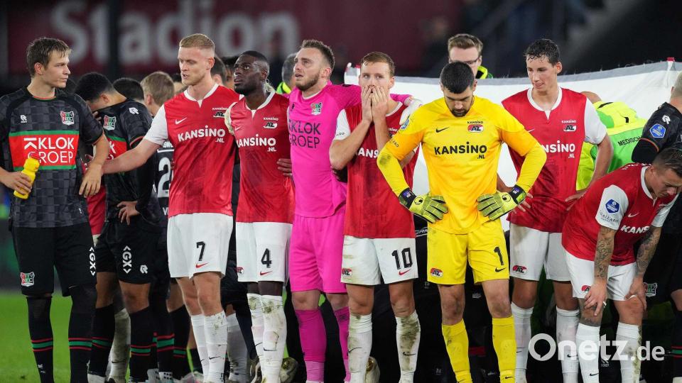 Nach seinem Zusammenbruch im Spiel des NEC Nijmegen beim AZ Alkmaar schützten die Spieler beide Mannschaften Bas Dost vor Blicken. (Archivbild) Bild: Ed Van De Pol/ANP/dpa