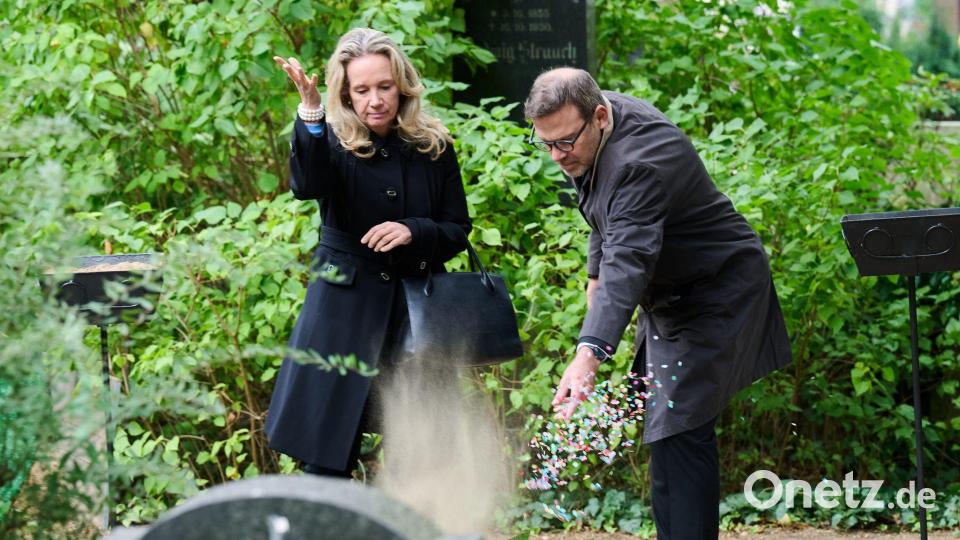 Die Beisetzung fand auf dem Dorotheenstädtischen Friedhof statt. Hier wirft Sarah Wedl-Wilson, Berliner Kultursenatorin, Konfetti. Bild: Annette Riedl/dpa
