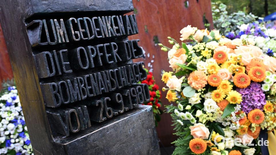Ein Mahnmal am Wiesn-Eingang erinnert an die schreckliche Tat. Bild: Felix Hörhager/dpa