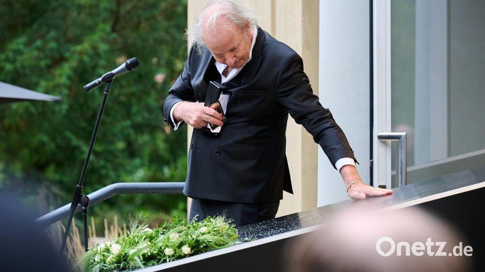 Regisseur Leander Haußmann hielt eine Rede. Bild: Annette Riedl/dpa