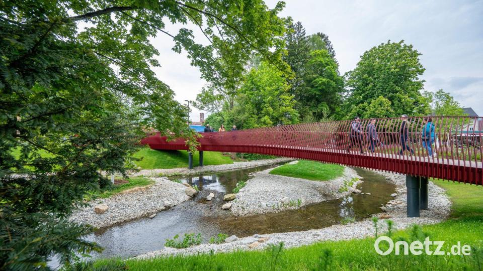 Passend zum Further Freilichtspiel „Drachenstich“ ist das Brückengeländer laut Veranstaltern in „drachenblutrot“ gestaltet. Bild: Armin Weigel/dpa