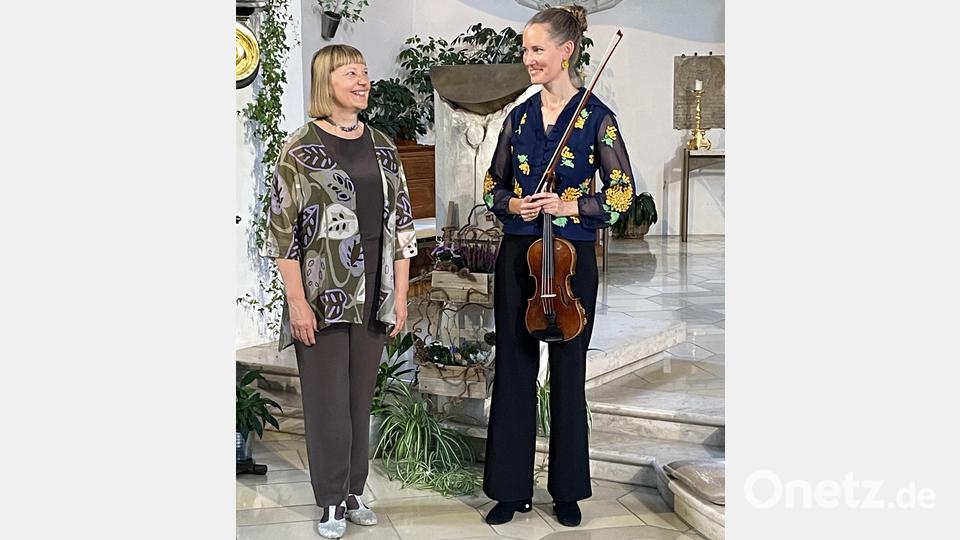 Ligita Sneibe und Monta Trigault (Violine) im Altarraum der Stadtpfarrkirche St. Georg in Pressath. Bild: bod bod