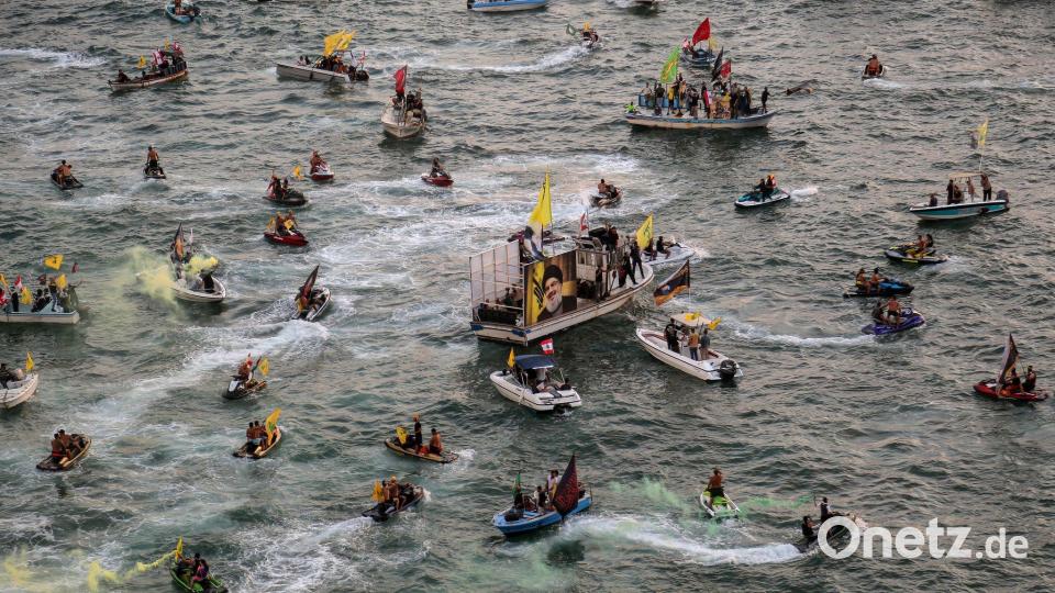 Pro-iranische Hisbollah-Anhänger auf kleinen Booten paradieren in der Nähe des libanesischen Taubenfelsens während einer Veranstaltung zum ersten Jahrestag der Tötung von Parteichef Hassan Nasrallah. Bild: Marwan Naamani/dpa
