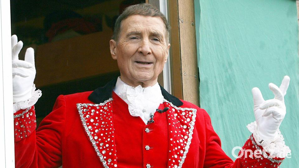 Freddy Quinn liebte den Zirkus und trat oft als Zirkusdirektor im Fernsehen auf. (Archivbild) Bild: Maurizio Gambarini/dpa