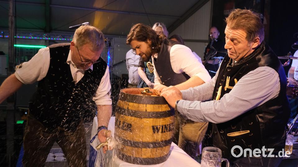 Prompt gab es einige Spritzer und brauchte es vier Schläge vom Oberbürgermeister, bis der Zapfhahn saß und es hieß: &quot;O`zapft is!&quot; auf der Amberger Dult. Bild: gsp
