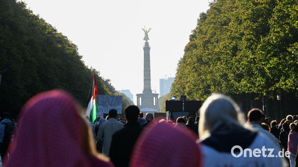 Zehntausende zogen durch Berlin-Mitte zur Siegessäule. Bild: Annette Riedl/dpa