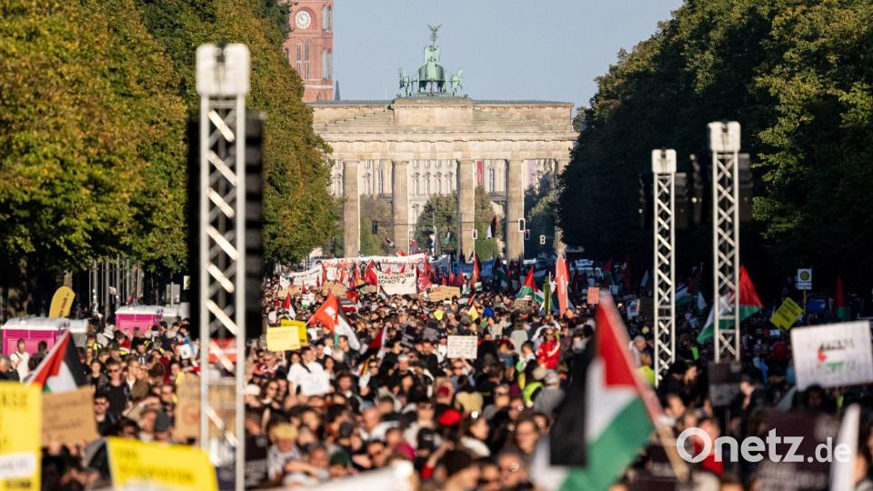 Mehr als 100.000 Menschen haben nach Schätzung der Veranstalter am Gaza-Protest teilgenommen. Die Polizei nannte etwas niedrigere Zahlen. Bild: Fabian Sommer/dpa