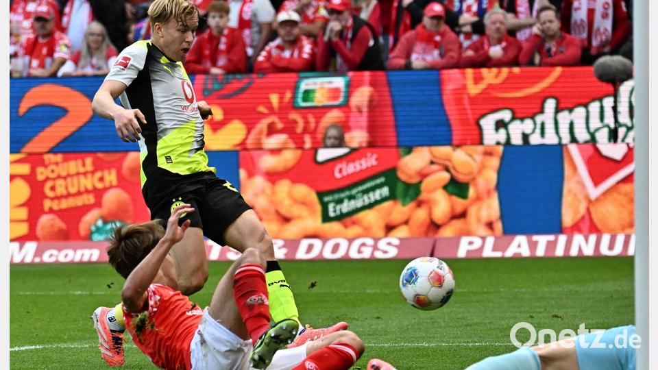 Daniel Svensson (l) erzielte das 1:0 für Borussia Dortmund gegen den FSV Mainz 05. Bild: Torsten Silz/dpa