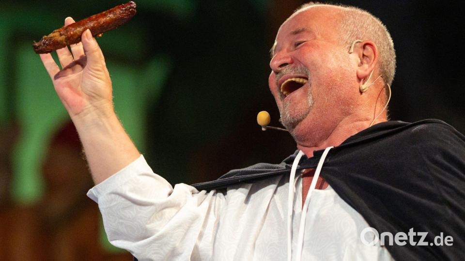 Vor dem Boxkampf um die älteste Bratwurstküche ein bisschen nachgestellte Geschichte: Probst Johann von Siebeleben soll 1404 erstmals eine Bratwurst erwähnt haben. Bild: Michael Reichel/dpa