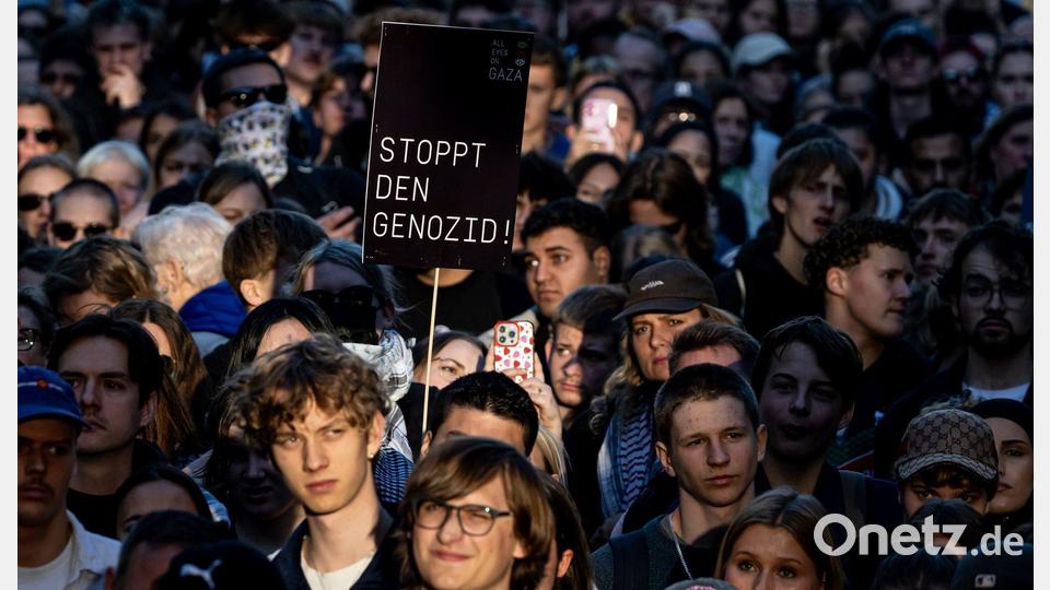 Demonstranten sprechen von einem „Genozid“ an den Palästinensern, was die israelische Regierung strikt bestreitet. Bild: Fabian Sommer/dpa