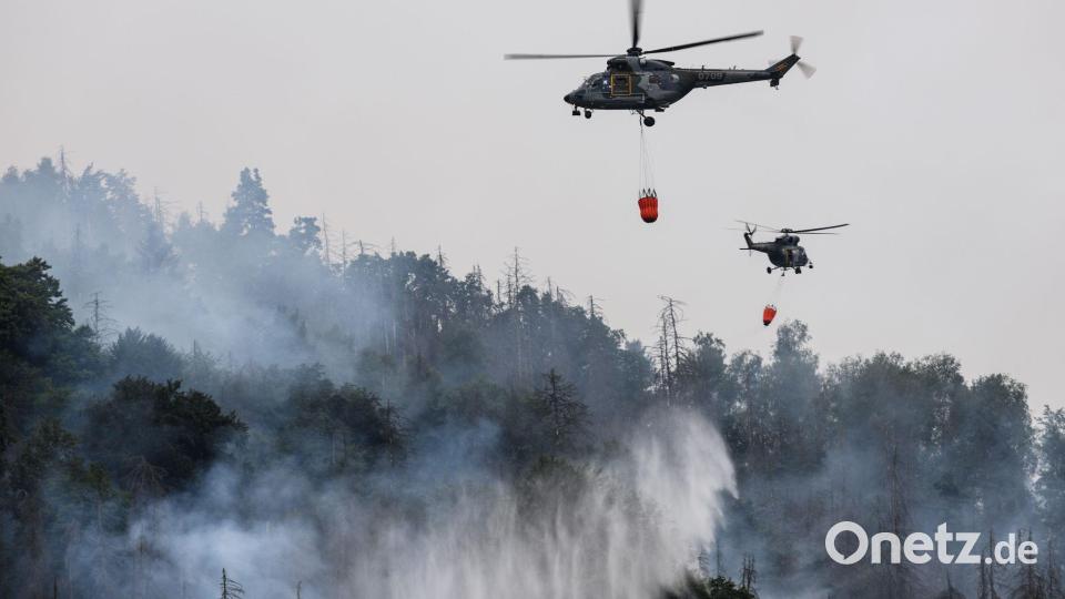 Hubschrauber kamen 2022 bei dem Waldbrand im Grenzland zwischen Sachsen und Tschechien zum Einsatz. Archivbild: Robert Michael/dpa