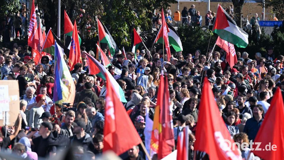 Tausende haben sich in Berlin für eine Demonstration gegen den Gaza-Krieg versammelt. Bild: Annette Riedl/dpa