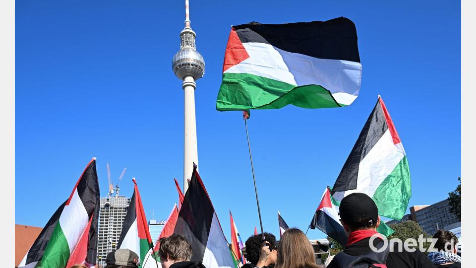 Menschen versammeln sich am Neptunbrunnen zu einem Demonstrationsmarsch und einer Kundgebung für Gaza. Bild: Annette Riedl/dpa