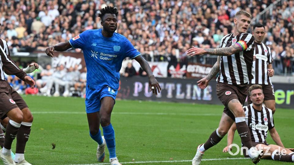 Erzielte die 1:0-Führung für Bayer: Edmond Tapsoba (M) Bild: Carmen Jaspersen/dpa