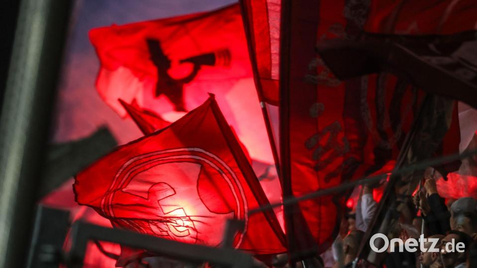 Düsseldorfer Fans haben vor dem Spiel Pyro gezündet. Bild: Christoph Reichwein/dpa