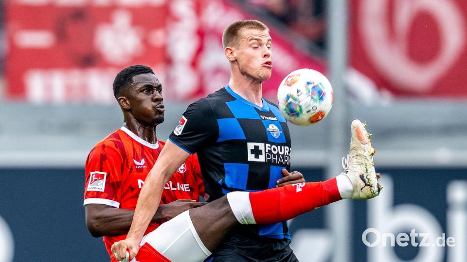 Zweikampf zwischen Kaiserslauterns Maxwell Gyamfi (links) und Paderborns Steffen Tigges. Gyamfi sah in einer späteren Szene wegen eines Fouls an Tigges die Rote Karte. Bild: David Inderlied/dpa
