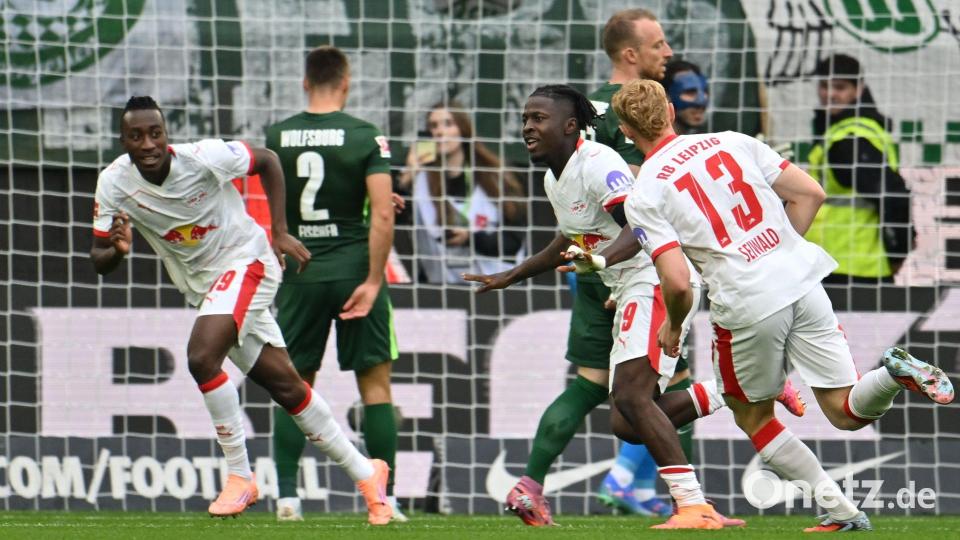 Das 600. Tor der Leipziger Bundesliga-Geschichte: Johan Bakayoko (r) jubelt über das 1:0 in Wolfsburg. Bild: Swen Pförtner/dpa