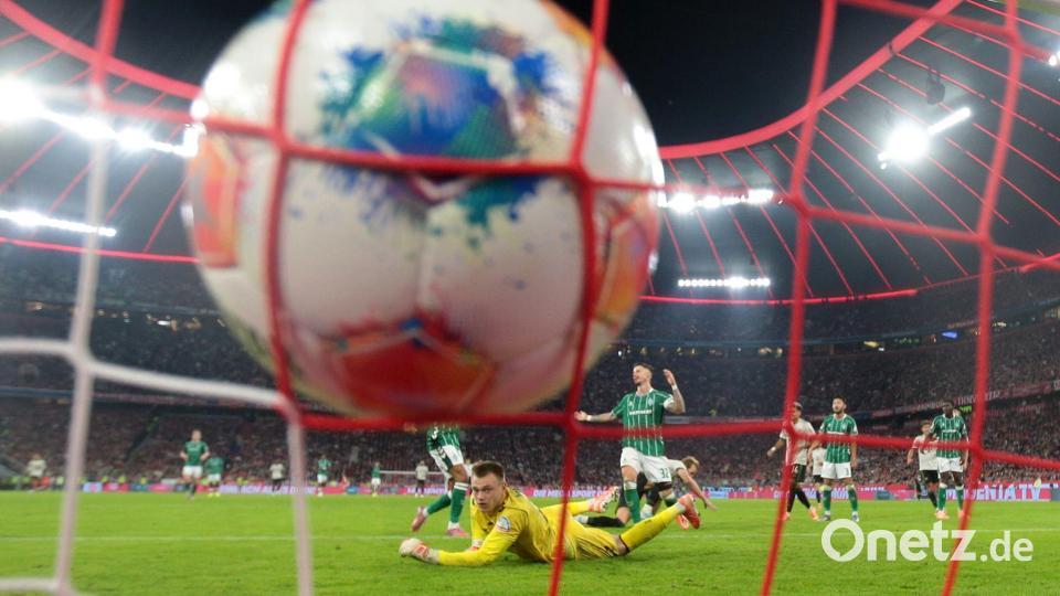 Bremens Torhüter Karl Hein kann den Treffer zum 2:0 durch Münchens Kane nicht halten. Bild: Harry Langer/dpa