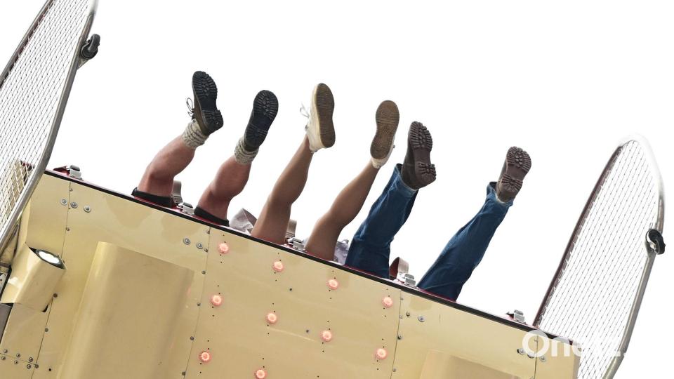 Besucher des Volksfests Cannstatter Wasen in Stuttgart sitzen in einem Fahrgeschäft. Der „Wasen“ ist nach dem Münchner Oktoberfest das zweitgrößte Volksfest in Deutschland. Bild: Bernd Weißbrod/dpa