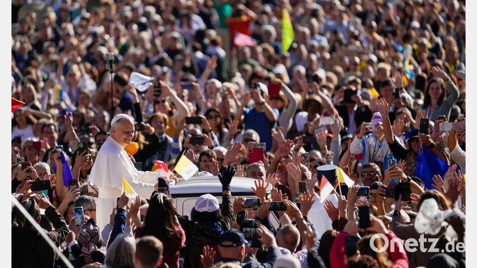 Bad in der Menge:  Papst Leo XIV. kommt auf den Petersplatz im Vatikan, um sich mit den Teilnehmern des Katechetenjubiläums zu treffen. Bild: Gregorio Borgia/AP/dpa