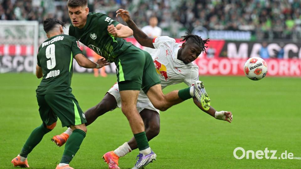 Kaum zu stoppen: Leipzigs Torschütze Johan Bakayoko (r) wird von den Wolfsburgern Joakim Maehle und Mohammed Amoura bedrängt. Bild: Swen Pförtner/dpa