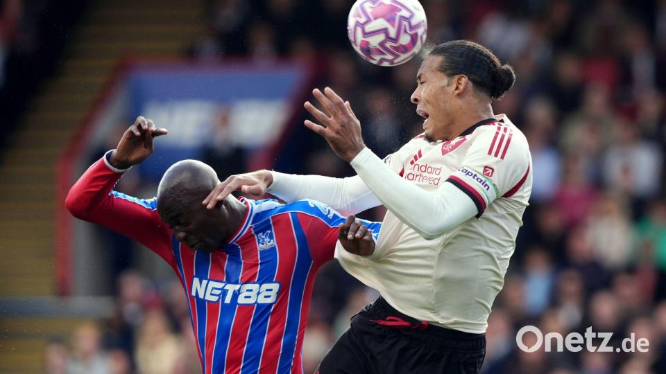 Crystal Palace mit Jean-Philippe Mateta lieferte sich mit Liverpools Abwehrchef Virgil van Dijk harte Zweikämpfe. Bild: Jonathan Brady/PA/AP/dpa