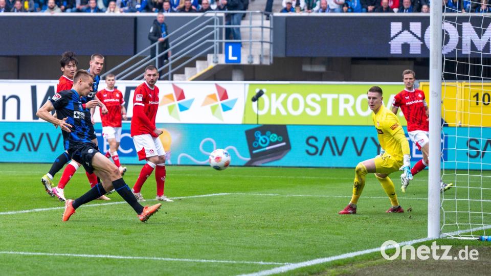 Filip Bilbija erzielt in der 50. Minute die 1:0-Führung für den SC Paderborn. Bild: David Inderlied/dpa