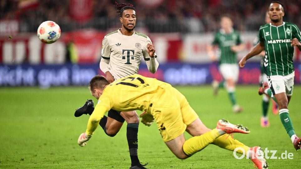 Einmal klärt Werder-Torwart Karl Hein auch weit vor seinem Tor mit dem Kopf. Bild: Harry Langer/dpa