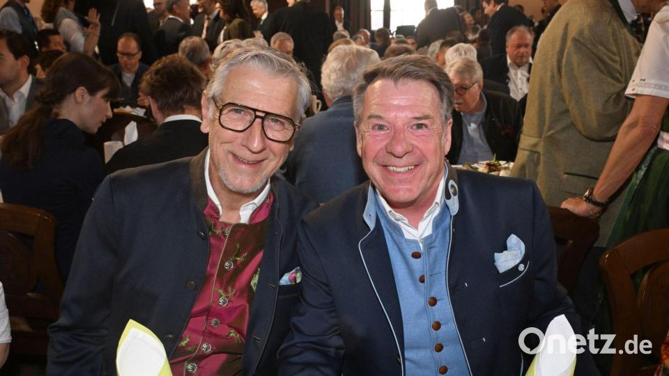 Seit vielen Jahren ein Paar: der Schlagersänger Patrick Lindner (r) und sein Mann Peter Schäfer. (Archivbild) Bild: Felix Hörhager/dpa