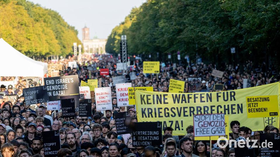Mehr als 100.000 Menschen haben nach Schätzung der Veranstalter am Gaza-Protest teilgenommen. Die Polizei nannte etwas niedrigere Zahlen. Bild: Fabian Sommer/dpa