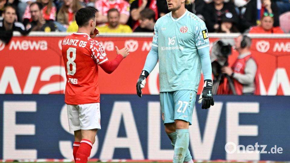 Sah die Rote Karte: Mainz-Keeper Robin Zentner (r). Bild: Torsten Silz/dpa