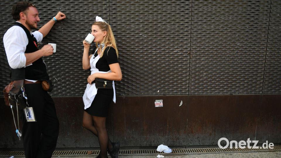 Kleine Pause für die Wiesn-Bewirtung: Bedienung Christina und Kellner Cedric  hinter dem Schottenhamel Festzelt auf dem Oktoberfest. Bild: Felix Hörhager/dpa