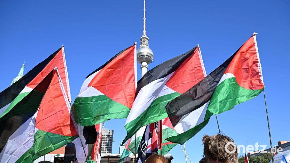 Die Demonstration startete am Alexanderplatz. Bild: Annette Riedl/dpa
