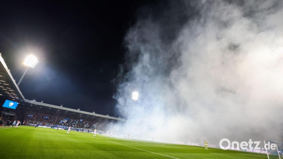 Die Partie wurde wegen Pyro-Zündeleien zehn Minuten später angepfiffen. Bild: Christoph Reichwein/dpa