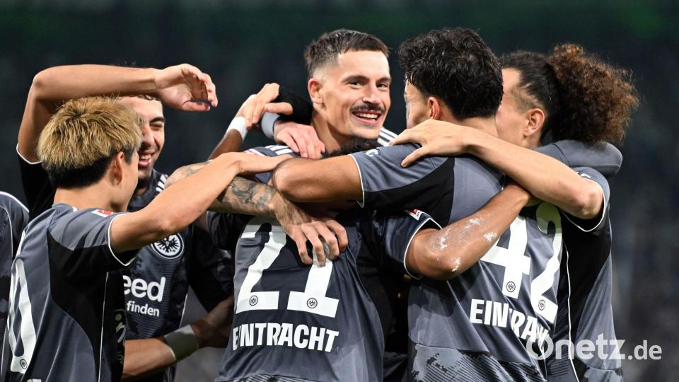 Die Frankfurter Spieler feiern den Sieg in Mönchengladbach. Bild: Federico Gambarini/dpa