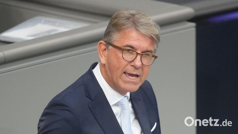 Wolfram Weimer kritisiert, das Rapper Chefket an einer Veranstaltung des Hauses der Kulturen der Welt teilnehmen soll. (Archivbild) Bild: Michael Kappeler/dpa