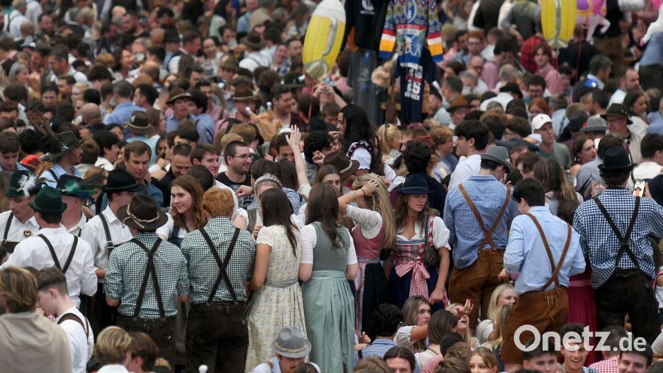 Riesiger Andrang auf der Wiesn:  Gäste feiern im Hofbräuzelt auf dem Oktoberfest. Bild: Felix Hörhager/dpa