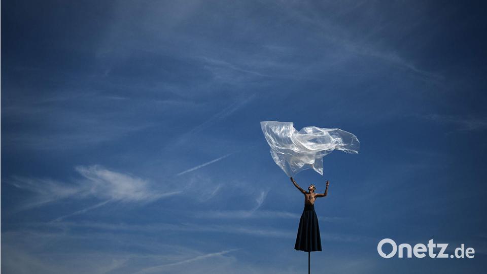 Ein Darsteller der französischen Lufttheatergruppe &quot;Gratte Ciel&quot; balanciert auf Stelzen während des FAB International Arts Festivals in Bordeaux. Bild: Philippe Lopez/AFP/dpa
