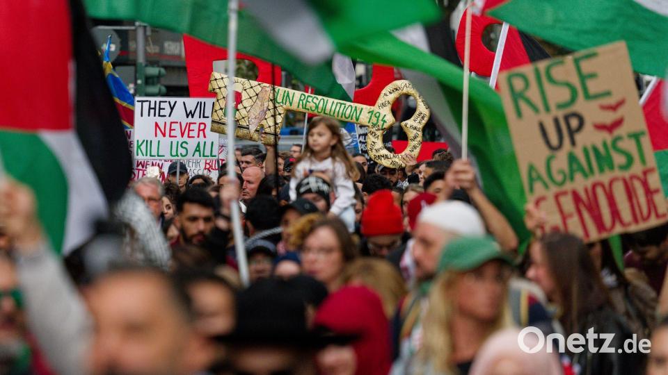 Sehr viele Transparente erhoben den Vorwurf des „Völkermords“, den Israel strikt zurückweist. Bild: Henning Kaiser/dpa