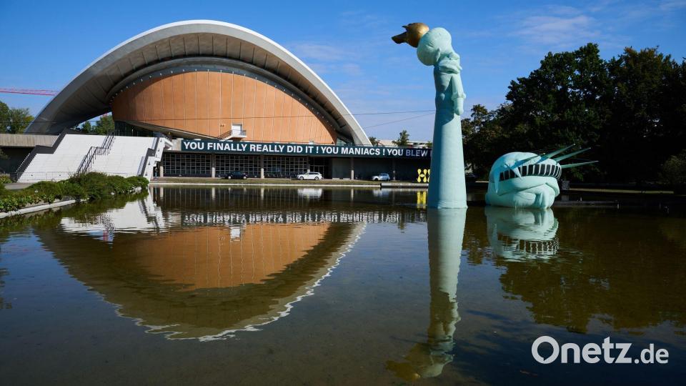 „Planet der Affen“ oder Böhmermann-Ausstellung? Die New Yorker Freiheitsstatue scheint am Haus der Kulturen der Welt versenkt zu sein. Bild: Annette Riedl/dpa